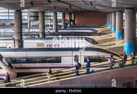 Hohe Geschwindigkeit und Pendler Züge auf ihren Plattformen im Bahnhof Atocha, Madrid, Spanien Stockfoto