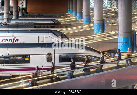 Hohe Geschwindigkeit und Pendler Züge auf ihren Plattformen im Bahnhof Atocha, Madrid, Spanien Stockfoto