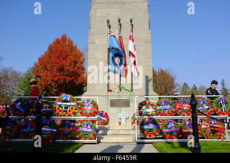 London, Ontario, Kanada. 11. November 2015. Hinter und anwesende Mitglieder der kanadischen Streitkräfte und die Öffentlichkeit versammeln sich am Cenotaph in London, Ontario, Vorderseite Gedenktag. An diesem Feiertag halten bundesweite Gemeinschaften Zeremonien, um gefallene Soldaten Respekt zollen. Bildnachweis: Jonny White/Alamy Live-Nachrichten Stockfoto