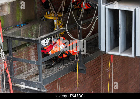 London, UK. 11. November 2015.  Bauarbeiter bei Arbeiten auf einem Backstein unterstützt unter Hungerford Bridge.  Sie stehen auf einer speziell schwebenden Plattform mit der Themse ein paar Füße darunter und Schienen in Charing Cross Bahnhof über ihnen. Bildnachweis: Stephen Chung / Alamy Live News Stockfoto