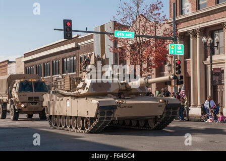Emporia, Kansas, USA. 11. November 2015. Veterans Day Parade in Emporia, Kansas Stadt, die ursprünglich begann den Feiertag, der übereinstimmt mit Tag des Waffenstillstands und Gedenktag zum Ende des 1. Weltkrieges markieren. M1A2 Abrams mit Prototyp TUSK Ausrüstung und gemeinsame Remote betrieben Waffen Station (Krähen), mit 0,50 Zoll Kaliber Maschinengewehr an der Kommandant Station fährt in die Parade. Kredit: Kredit: mark Reinstein/Alamy Live-Nachrichten Stockfoto