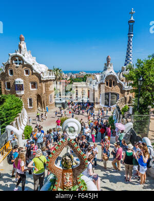 Spanien, Katalonien, Barcelona, Stadtteil Gracia, Park Güell, der Drachen-Brunnen am Eingang Parkes ist eine beliebte Anlaufstelle Stockfoto