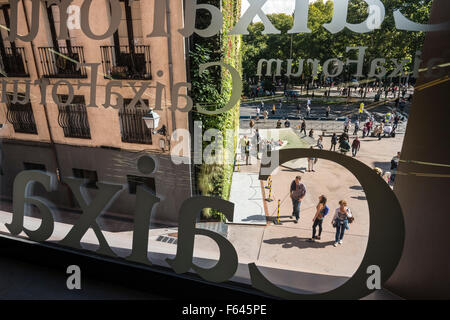 Mit Blick auf den Paseo del Prado, aus einem Fenster in das Caixa Forum Gallery and Exhibition Centre Madrid, Spanien. Stockfoto
