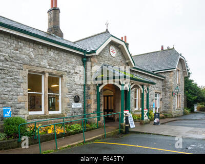 Eingang zum Bahnhof in Grange-über-Sande Cumbria UK Stockfoto