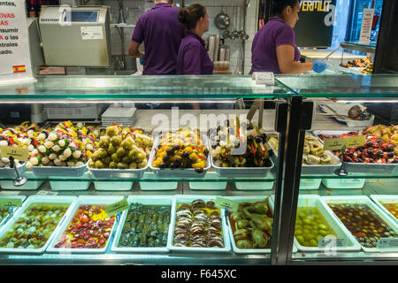 Eine bar mit einer Auswahl an Olive basierte Tapas im Mercado de San Miguel, direkt an der Plaza Mayor, Madrid, Spanien Stockfoto