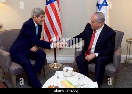 Washington DC, USA. 11. November 2015. US-Außenminister John Kerry trifft und der israelische Ministerpräsident Benjamin Netanyahu vor einem bilateralen Treffen im Mayflower Hotel November 11, 2015 in Washington, DC. Stockfoto