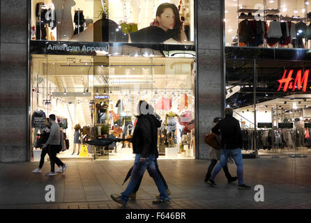 Liverpool One Abend Straßenszene. Käufer nutzen Sie spät in der Nacht öffnen. Stockfoto