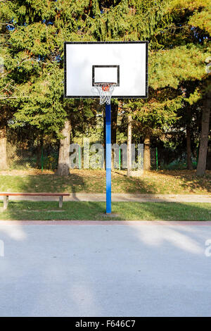 Outdoor-Schulhof konkrete Basketballplatz, keine Spieler Stockfoto