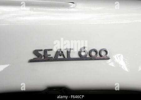 Seat 600, Fiat Lizenzbau in Spanien hergestellt. Schriftzug. Stockfoto