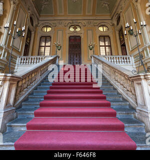 Roter Teppich für diese italienischen alten Palast Eingang Stockfoto