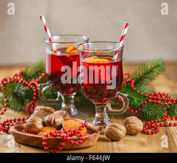 Zwei Gläser Glühwein für Weihnachten und Winter Urlaub auf dem Holztisch. Stockfoto