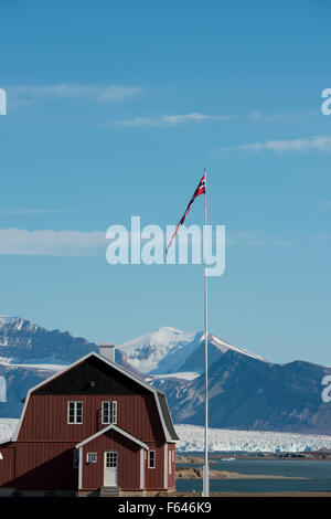 Norwegen, Barentssee, Spitzbergen, Spitzbergen. Ny Alesund, Heimat für eine internationale Forschung Dorf seit 1964. Amundsenvillaen. Stockfoto