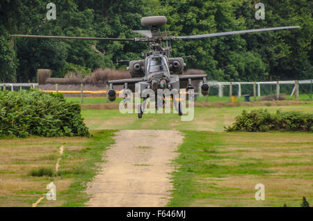 AgustaWestland Apache ist eine lizenzierte Version des AH-64D Apache Longbow Angriffshubschraubers für die britische Armee. Landung auf der Ascot-Rennbahn Stockfoto