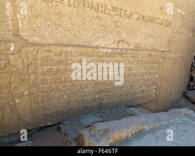 Inschriften am Eingang zum Mastaba Grab von Mehu im Alten Königreich mastaba Feld an der Nekropole von Sakkara auch als Saqqara, Ägypten bekannt Stockfoto