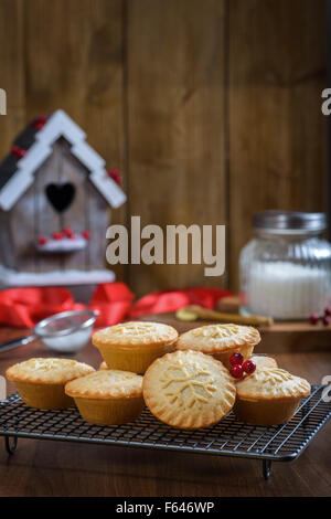 Backen zu Weihnachten mit Mince Pies auf Kuchengitter Stockfoto