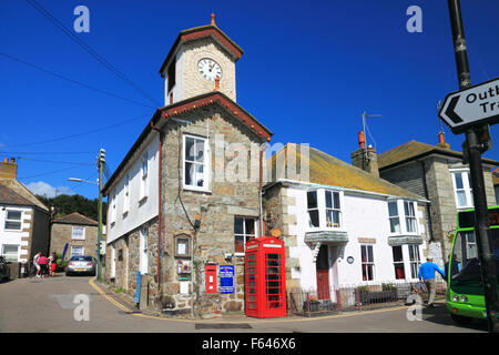 Alte Post und Clock Tower, Mousehole, Cornwall. Stockfoto