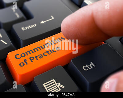 Communities of Practice orangenen Knopf - Finger drücken Taste Schwarz Computer-Tastatur. Der Hintergrund jedoch unscharf. Detailansicht. Stockfoto