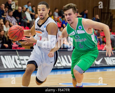 Nymburk, Tschechische Republik. 11. November 2015. CEZ Basketball Nymburk Spieler Michael Dixon (links) und Ryan Downey von Hibernia Dublin in Aktion während der FIBA Herren Basketball Cup 3. Runde F Gruppe in Sport Zentrum Nymburk, Tschechische Republik, 11. November 2015. © Vit Simanek/CTK Foto/Alamy Live-Nachrichten Stockfoto