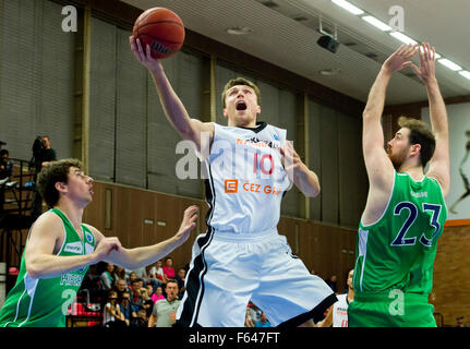 Nymburk, Tschechische Republik. 11. November 2015. Hibernia Dublin Spieler Adrian O'Sullivan, Keelan Cairns und CEZ Basketball Nymburk Spieler Pavel Houska (Mitte) in Aktion während der FIBA Herren Basketball Cup 3. Runde F Gruppenspiel spielte in Sport Zentrum Nymburk, Tschechische Republik, 11. November 2015. © Vit Simanek/CTK Foto/Alamy Live-Nachrichten Stockfoto