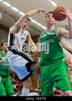 Nymburk, Tschechische Republik. 11. November 2015. Hibernia Dublin Conor Gnade (rechts) und CEZ Basketball Nymburk Spieler Hordur Vilhjamsson in Aktion während der FIBA Herren Basketball Cup 3. Runde F Gruppenspiel spielte in Sport Zentrum Nymburk, Tschechische Republik, 11. November 2015. © Vit Simanek/CTK Foto/Alamy Live-Nachrichten Stockfoto