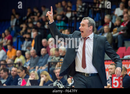 Nymburk, Tschechische Republik. 11. November 2015. Ronen Ginzburg Trainer der CEZ Basketball Nymburk reagiert während der FIBA Herren Basketball Cup 3. Runde F Gruppe Spiel Vs Hibernia Dublin spielte in Sport Zentrum Nymburk, Tschechische Republik, 11. November 2015. © Vit Simanek/CTK Foto/Alamy Live-Nachrichten Stockfoto