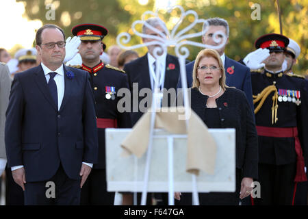 Paola, Malta. 11. November 2015. Der französische Präsident Francois Hollande (L-Front) und Präsident von Malta Marie-Louise Coleiro Preca (R-Front) besuchen Sie eine Zeremonie am Tag des Waffenstillstands zu Ehren der französischen Soldaten starben während des ersten Weltkrieges auf dem Friedhof der Schmerzensmutter in Paola, Malta, am 11. November 2015. © Li Jia/Xinhua/Alamy Live-Nachrichten Stockfoto