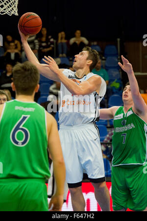 Nymburk, Tschechische Republik. 11. November 2015. CEZ Basketball Nymburk Pavel Houska (Mitte) und Hibernia Dublin Player Ciaran O'Sullivan in Aktion während der FIBA Herren Basketball Cup 3. Runde F Gruppenspiel spielte in Sport Zentrum Nymburk, Tschechische Republik, 11. November 2015. © Vit Simanek/CTK Foto/Alamy Live-Nachrichten Stockfoto