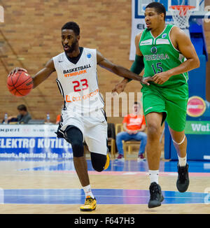 Nymburk, Tschechische Republik. 11. November 2015. CEZ Basketball Nymburk Howard Sant-Roos (links) und Hibernia Dublin Player Lehmon Colbert in Aktion während der FIBA Herren Basketball Cup 3. Runde F Gruppenspiel spielte in Sport Zentrum Nymburk, Tschechische Republik, 11. November 2015. © Vit Simanek/CTK Foto/Alamy Live-Nachrichten Stockfoto