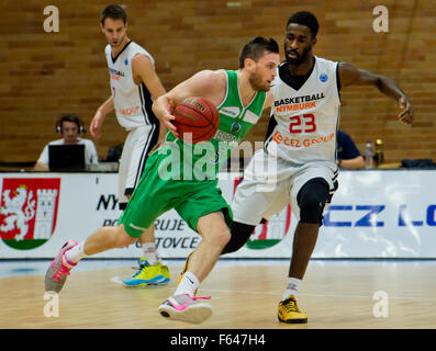 Nymburk, Tschechische Republik. 11. November 2015. CEZ Basketball Nymburk Howard Sant-Roos (rechts) und Hibernia Dublin Player Kyle Hosford in Aktion während der FIBA Herren Basketball Cup 3. Runde F Gruppenspiel spielte in Sport Zentrum Nymburk, Tschechische Republik, 11. November 2015. © Vit Simanek/CTK Foto/Alamy Live-Nachrichten Stockfoto