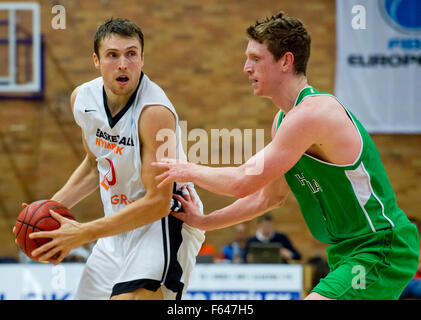 Nymburk, Tschechische Republik. 11. November 2015. CEZ Basketball Nymburk Pavel Houska (links) und Hibernia Dublin Player Conor Gnade in Aktion während der FIBA Herren Basketball Cup 3. Runde F Gruppenspiel spielte in Sport Zentrum Nymburk, Tschechische Republik, 11. November 2015. © Vit Simanek/CTK Foto/Alamy Live-Nachrichten Stockfoto