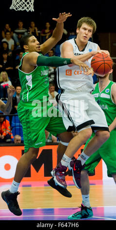 Nymburk, Tschechische Republik. 11. November 2015. CEZ Basketball Nymburk Martin Peterka (rechts) und Hibernia Dublin Player Lehmon Colbert in Aktion während der FIBA Herren Basketball Cup 3. Runde F Gruppenspiel spielte in Sport Zentrum Nymburk, Tschechische Republik, 11. November 2015. © Vit Simanek/CTK Foto/Alamy Live-Nachrichten Stockfoto