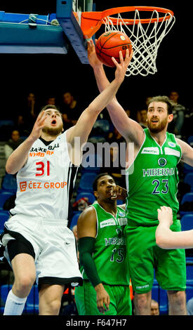 Nymburk, Tschechische Republik. 11. November 2015. CEZ Basketball Nymburk Spieler Martin Kriz und Hibernia Dublin Spieler Lehmon Colbert, Keelan Cairns in Aktion während der FIBA Herren Basketball Cup 3. Runde F Gruppenspiel spielte in Sport Zentrum Nymburk, Tschechische Republik, 11. November 2015. © Vit Simanek/CTK Foto/Alamy Live-Nachrichten Stockfoto