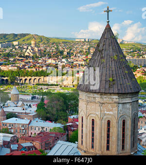 Tbilisi Stadtbild mit Sameba-Kirche im Hintergrund. Georgien Stockfoto