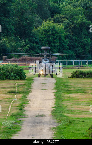 AgustaWestland Apache ist eine lizenzierte Version des AH-64D Apache Longbow Angriffshubschraubers für die britische Armee. Landung auf der Ascot-Rennbahn Stockfoto