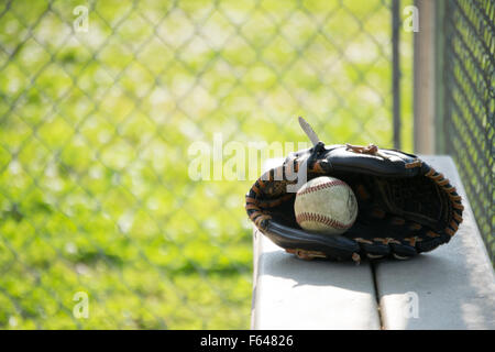 Baseball und Handschuh auf Bank Stockfoto