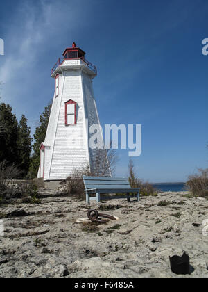 Große Badewanne Leuchtturm in Tobermory Küste von Bruce Peninsula National Park. Tobermory ist eine kleine Gemeinde befindet sich in der Stockfoto