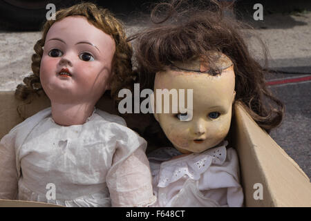 Antike Puppen in einem Junk-Hof-Verkauf Stockfoto