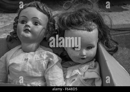 Antike Puppen in einem Junk-Hof-Verkauf Stockfoto