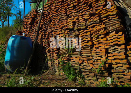 Menschen wurden Bergbau Ton und brennen es in Kacheln zu ihren Häusern seit Jahrhunderten Dach. grüne Algen wachsen auf Fliesen Alter. Stockfoto