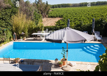 Hotel, Ferienhaus, Villa, Unterkunft, mit, Pool und Weinberge am Dorf Le Someil am Ufer des Canal du Midi, Frankreich, Französisch, Stockfoto