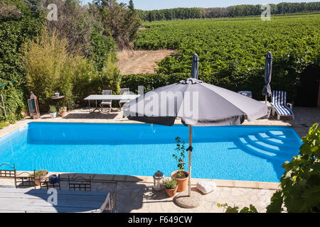 Hotel, Ferienhaus, Villa, Unterkunft, mit, Pool und Weinberge am Dorf Le Someil am Ufer des Canal du Midi, Frankreich, Französisch, Stockfoto