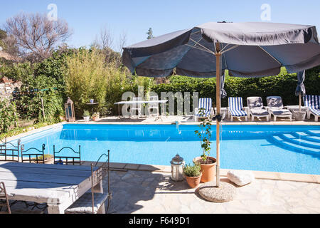 Hotel, Ferienhaus, Villa, Unterkunft, mit, Pool und Weinberge am Dorf Le Someil am Ufer des Canal du Midi, Frankreich, Französisch, Stockfoto