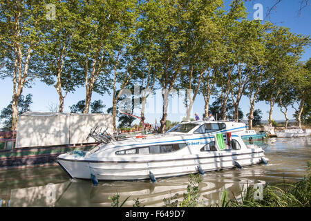 Le Boat Cruiser Boot Segeln, Canal De La Robine, in der Nähe von Narbonne, Süden, Frankreich, Küste, Urlaub, Kanal, du, Midi, Sommer, Stockfoto