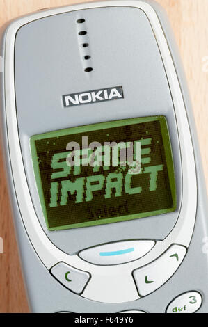 Der Titelbildschirm des Kultes Space Impact Spiel auf einem Nokia 3310 Handy "Telefon. Stockfoto