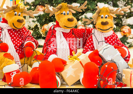 Rentier Vorbereitung Weihnachtsbaum Lichter und Geschenke Stockfoto