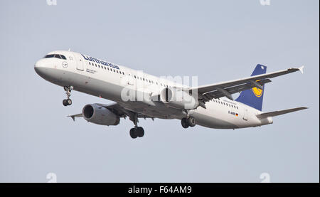 Lufthansa Airbus A321 D-Airb ins Land kommen am Flughafen London Heathrow LHR Stockfoto