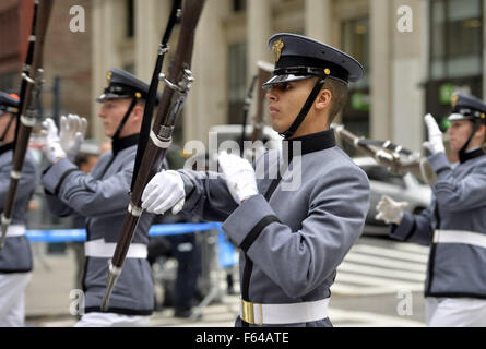 New York, USA. 11. November 2015. Teilnehmer marschieren in der Veterans Day Parade auf der Fifth Avenue von New York City, USA, 11. November 2015. Bekannt als "Amerikas Parade", Veterans Day Parade in New York City verfügt über mehr als 20.000 Teilnehmer, darunter Veteranen, militärische Einheiten, Unternehmen und High School Bands und bürgerlichen und Jugendgruppen. © Wang Lei/Xinhua/Alamy Live-Nachrichten Stockfoto