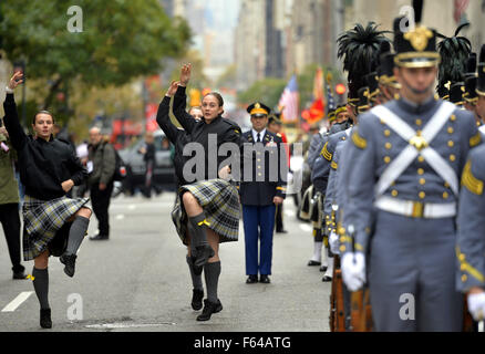 New York, USA. 11. November 2015. Teilnehmer marschieren in der Veterans Day Parade auf der Fifth Avenue von New York City, USA, 11. November 2015. Bekannt als "Amerikas Parade", Veterans Day Parade in New York City verfügt über mehr als 20.000 Teilnehmer, darunter Veteranen, militärische Einheiten, Unternehmen und High School Bands und bürgerlichen und Jugendgruppen. © Wang Lei/Xinhua/Alamy Live-Nachrichten Stockfoto