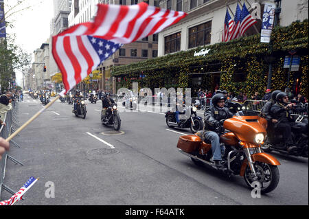 New York, USA. 11. November 2015. Veteranen Fahrt ihre Motorräder in der Veterans Day Parade auf der Fifth Avenue von New York City, USA, 11. November 2015. Bekannt als "Amerikas Parade", Veterans Day Parade in New York City verfügt über mehr als 20.000 Teilnehmer, darunter Veteranen, militärische Einheiten, Unternehmen und High School Bands und bürgerlichen und Jugendgruppen. © Wang Lei/Xinhua/Alamy Live-Nachrichten Stockfoto