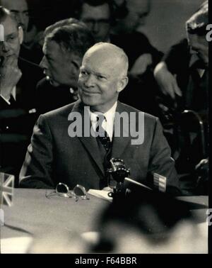 1951 - Dwight David "Ike" Eisenhower (14. Oktober 1890 - 28. März 1969) war der 34. Präsident der Vereinigten Staaten von 1953 bis 1961. Er war ein fünf-Sterne-General in der United States Army während des zweiten Weltkriegs und diente als Oberbefehlshaber der Alliierten Streitkräfte in Europa; Er war verantwortlich für die Planung und Überwachung der Invasion in Nordafrika Operation Torch 1942 / 43 und die erfolgreiche Invasion von Frankreich und Deutschland 1944 / 45 von der Westfront. 1951 wurde er der erste Oberbefehlshaber der NATO. © Keystone Bilder USA/ZUMAPRESS.com/Alamy Live-Nachrichten Stockfoto